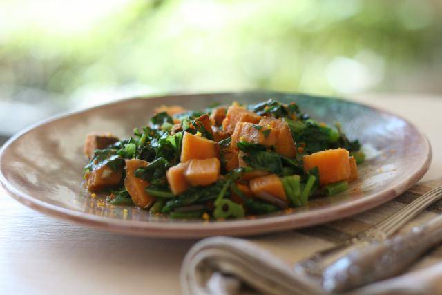 Spenót édesburgonyával, borókabogyóval és kurkumával